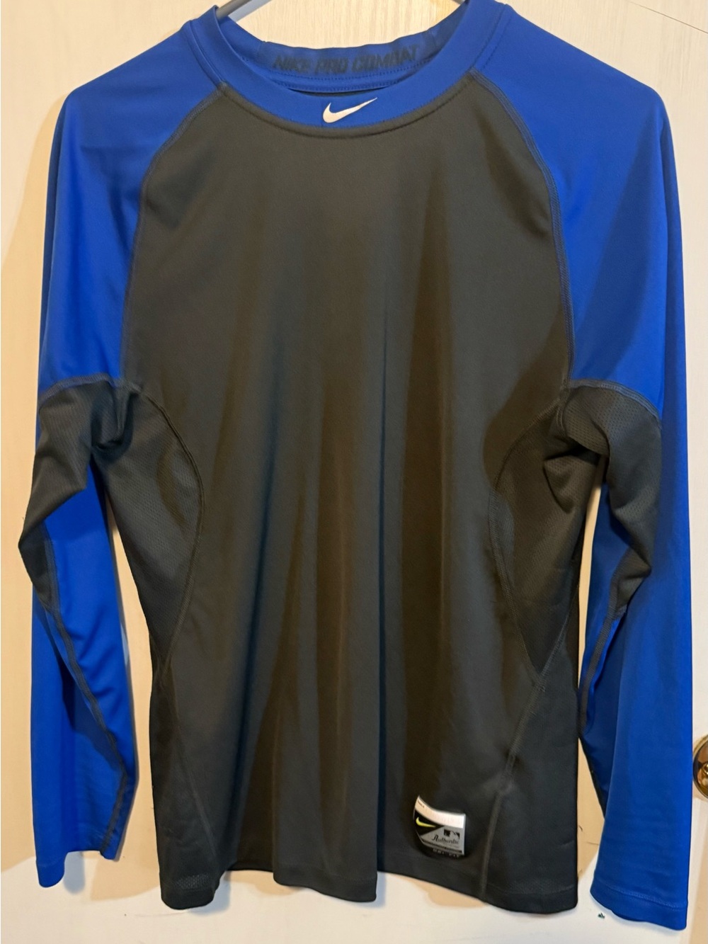 Nike Men’s Black and Blue Long-Sleeve Performance Top